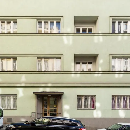 Top End Zizkov * Πράγα